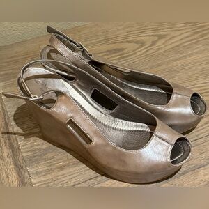Like New - Kenneth Cole Reaction “Solely U” metallic silvery taupe wedges - 8